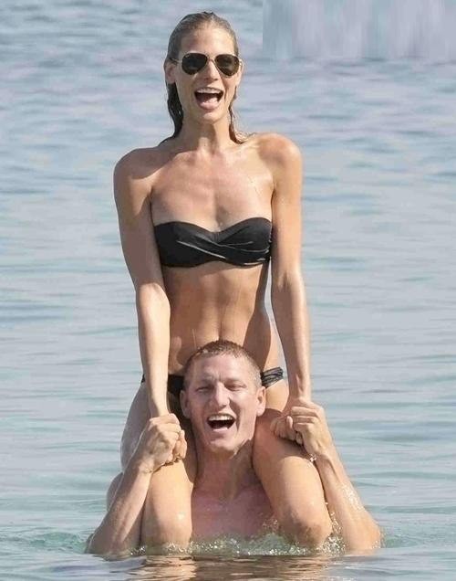 Cặp đôi Bastian Schweinsteiger và Sarah Brandner vui cười khi công kênh nhau trên biển